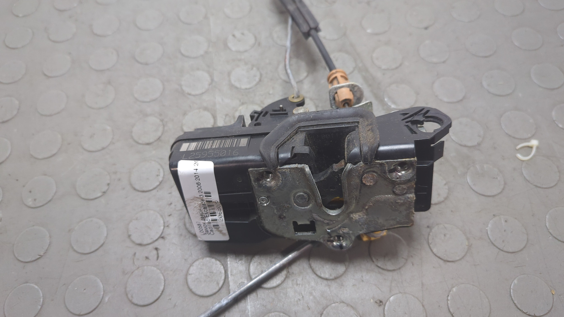 Замок двери передней левой