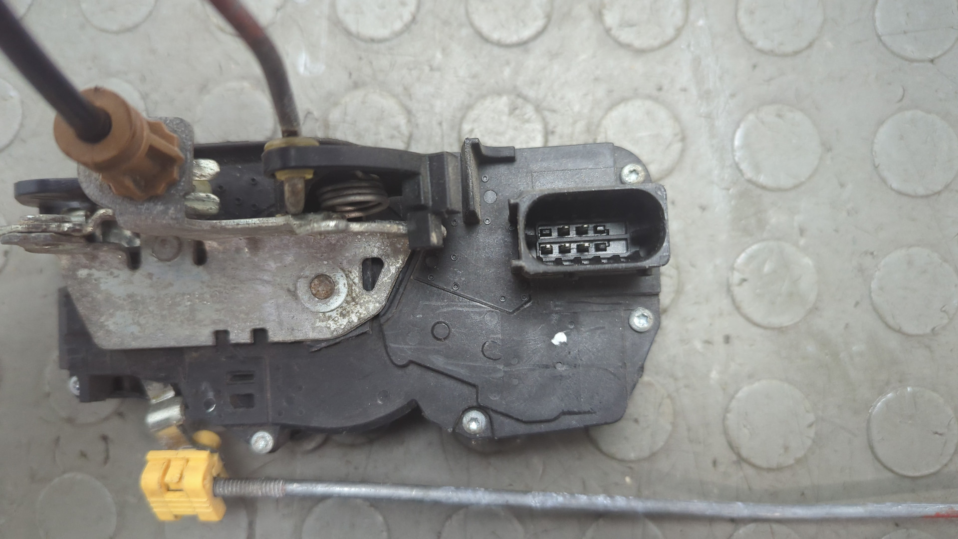 Замок двери передней левой