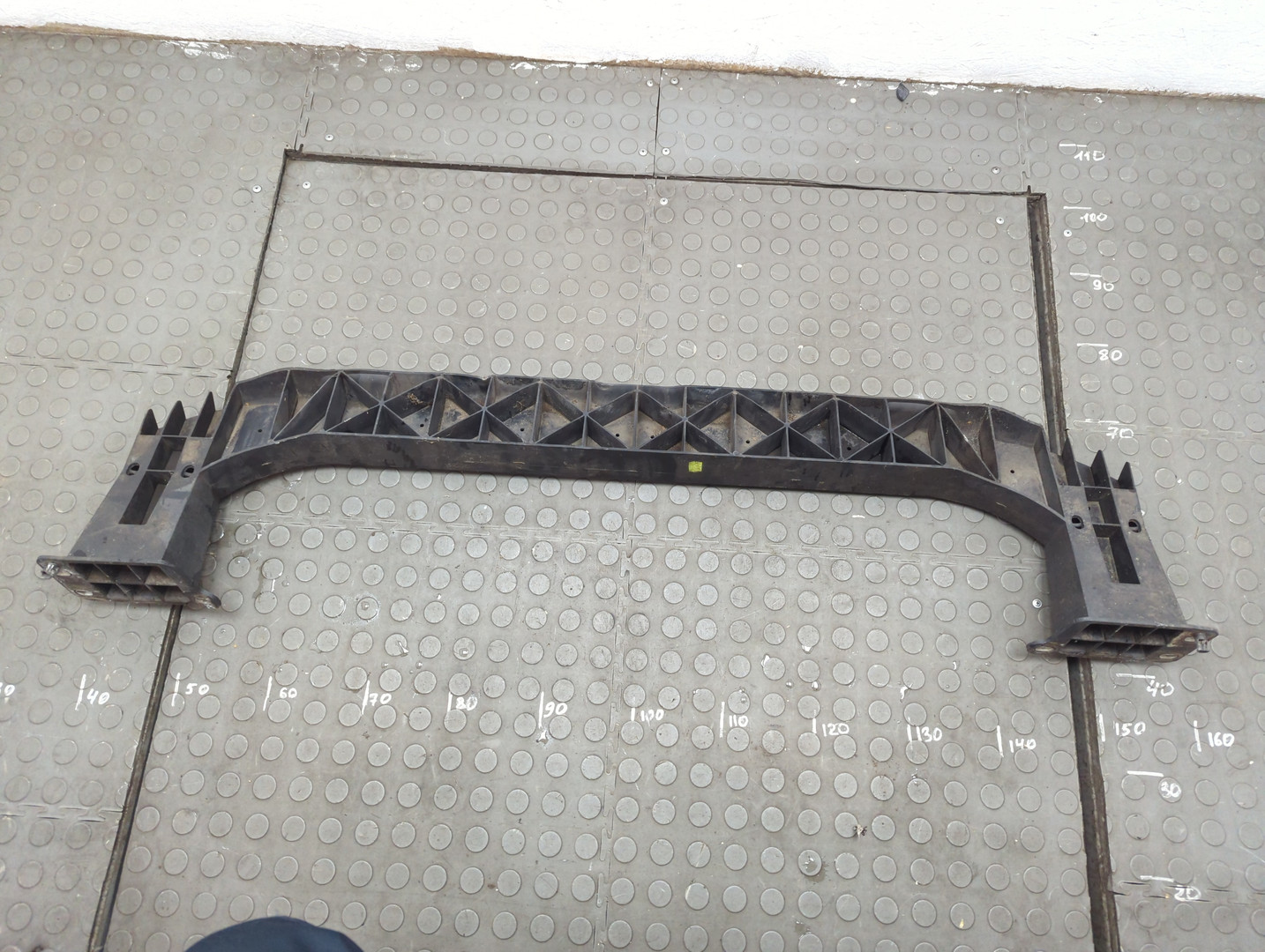 Усилитель переднего бампера