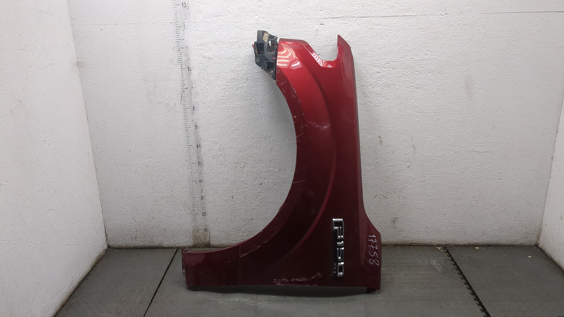 Крыло переднее левое