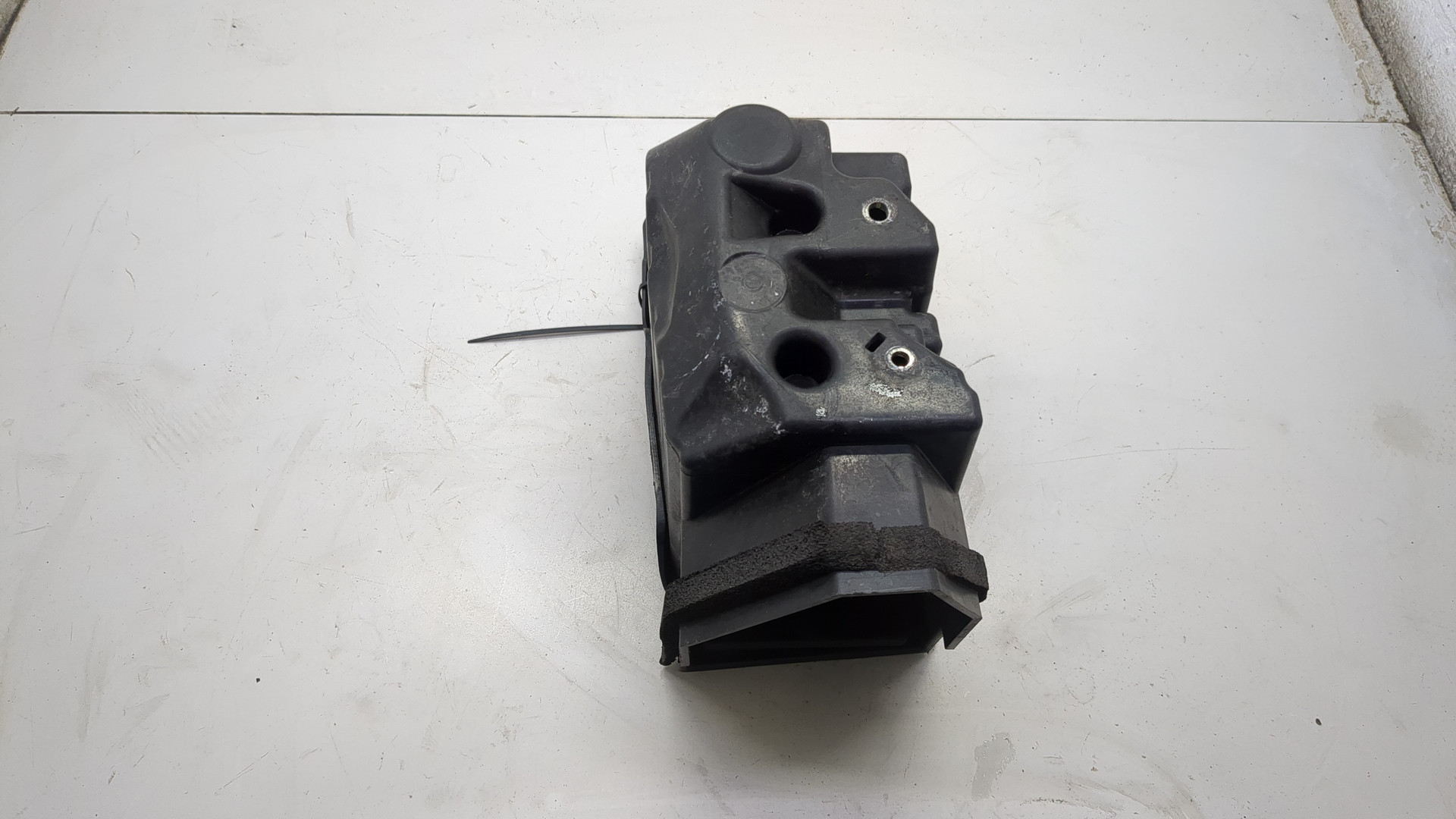 Площадка под аккумулятор (АКБ)