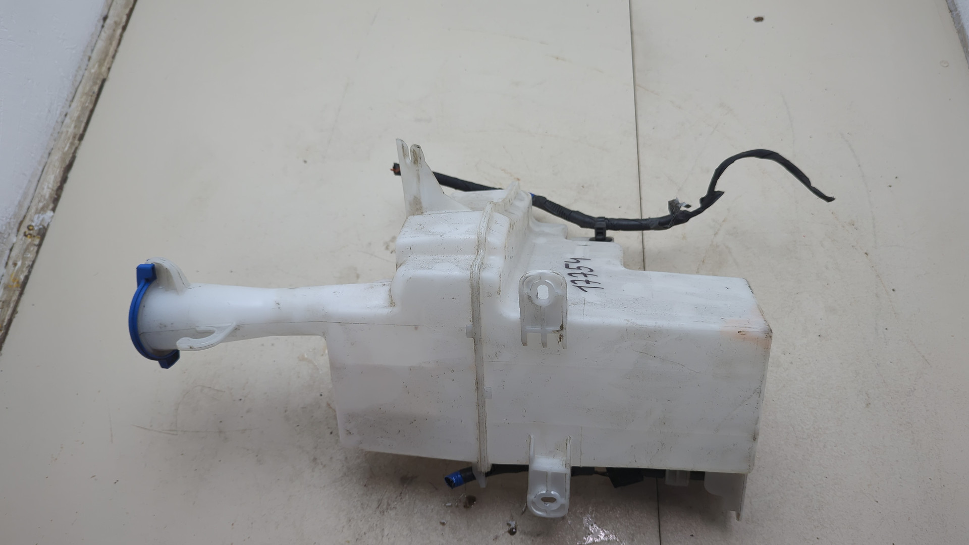 Бачок омывателя лобового стекла