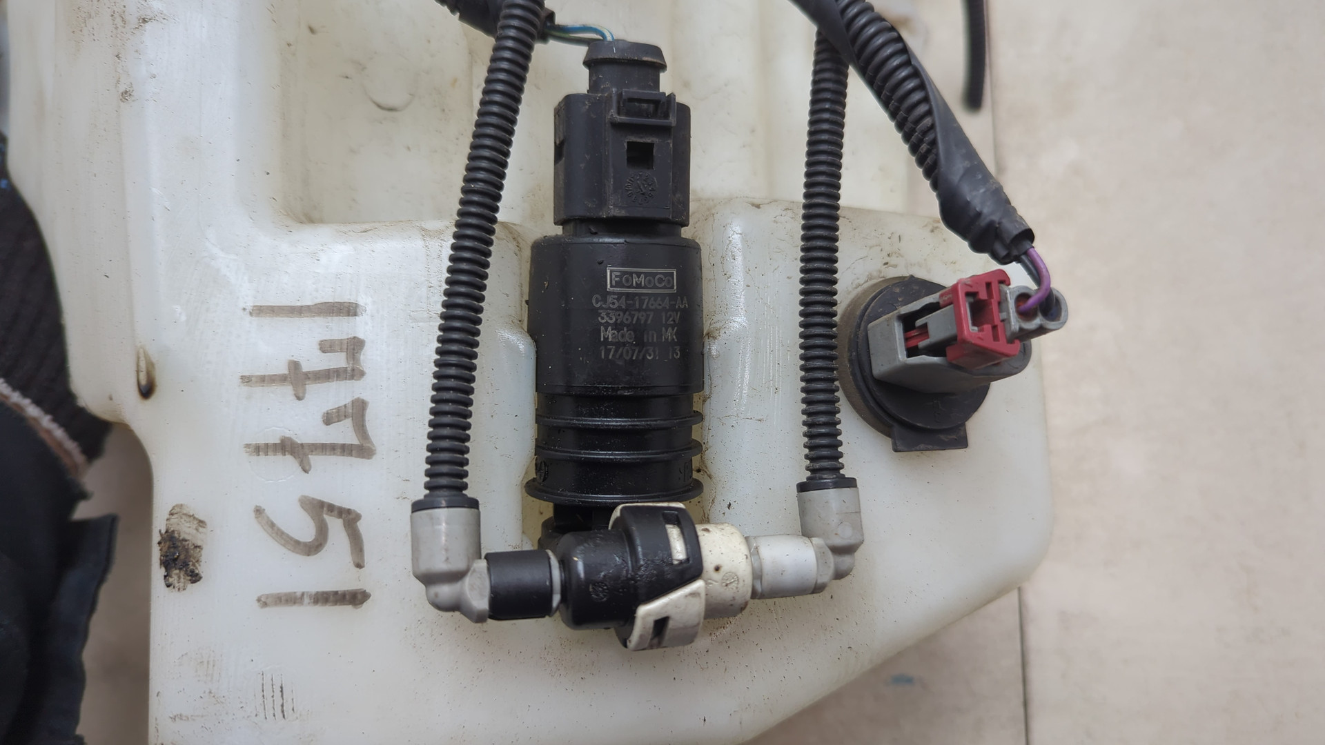 Бачок омывателя лобового стекла