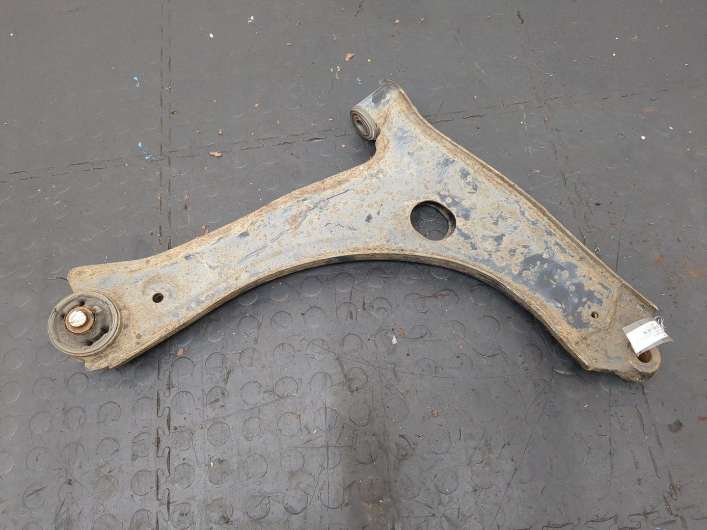 Рычаг передний левый