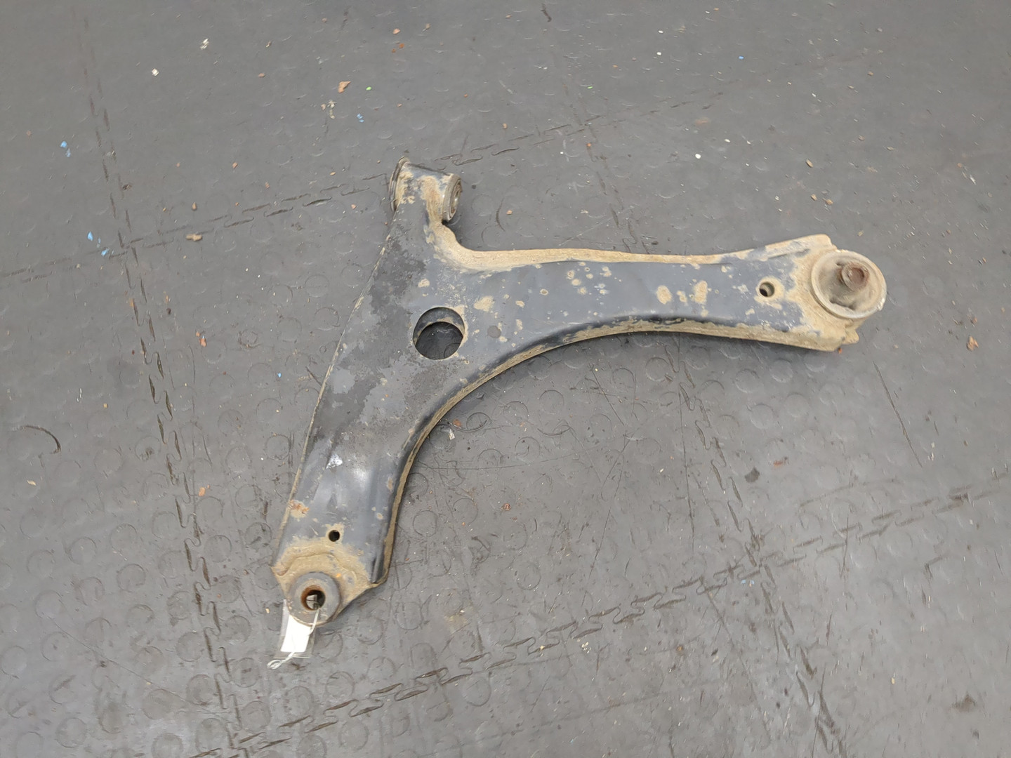 Рычаг передний левый