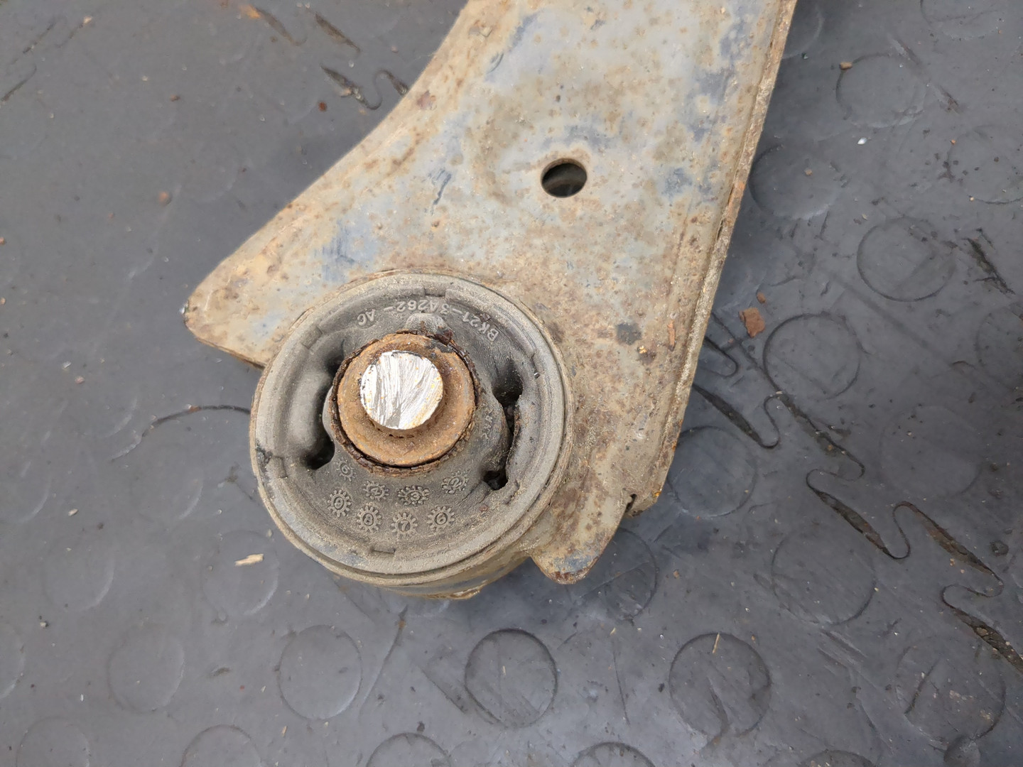 Рычаг передний левый