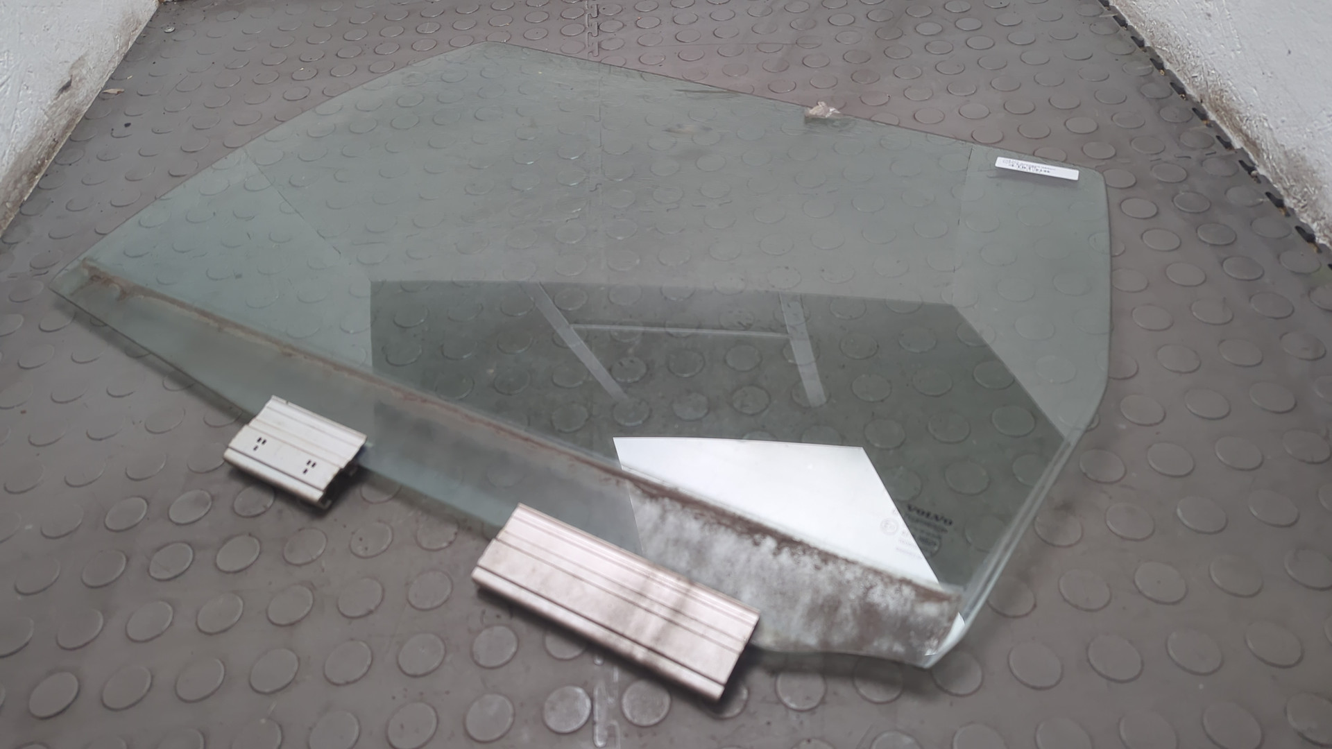 Стекло двери задней левой