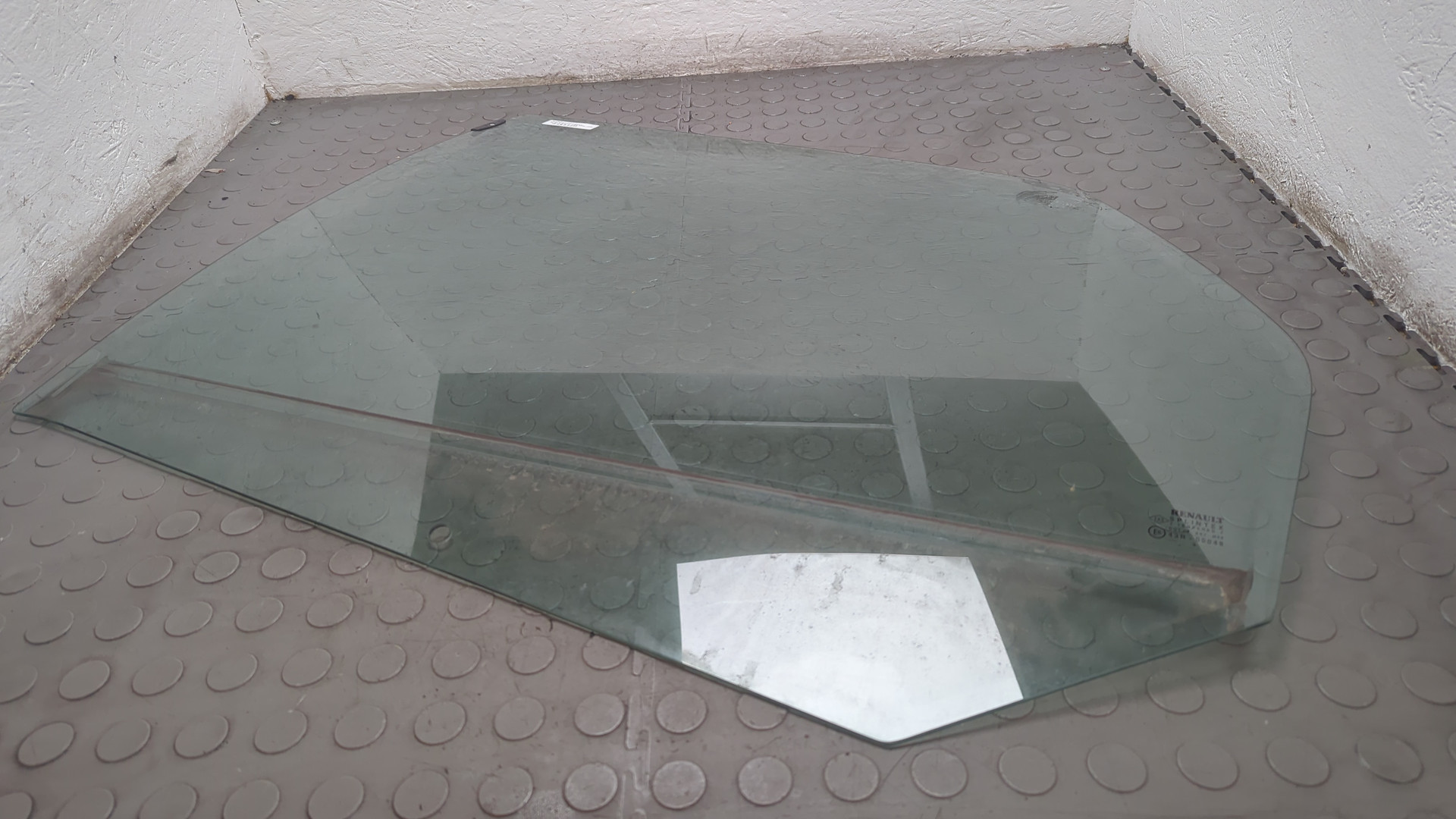 Стекло двери задней левой