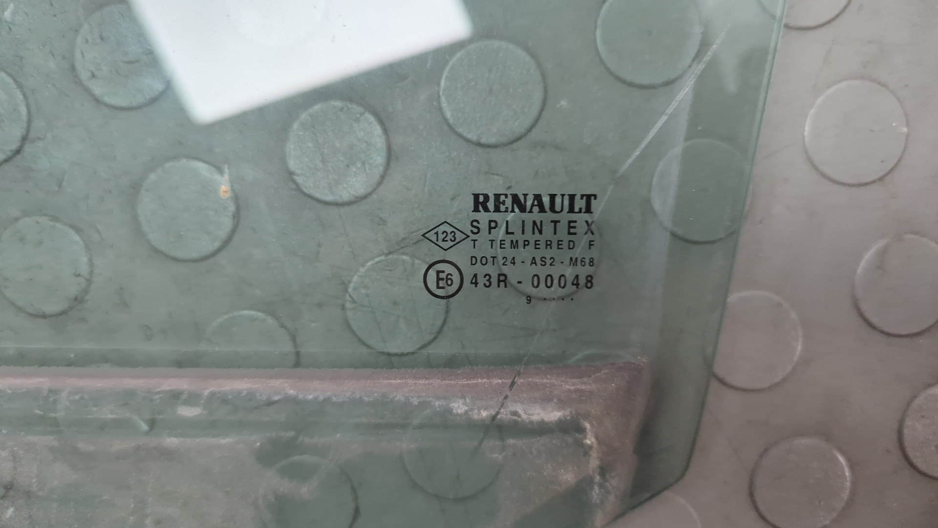 Стекло двери задней левой