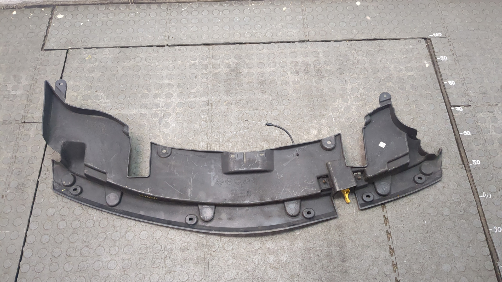 Кожух замка капота