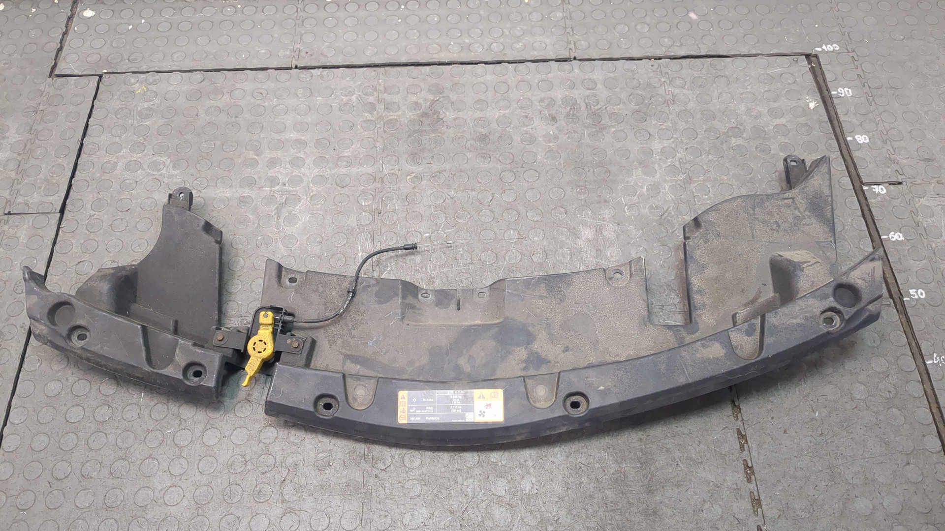 Кожух замка капота