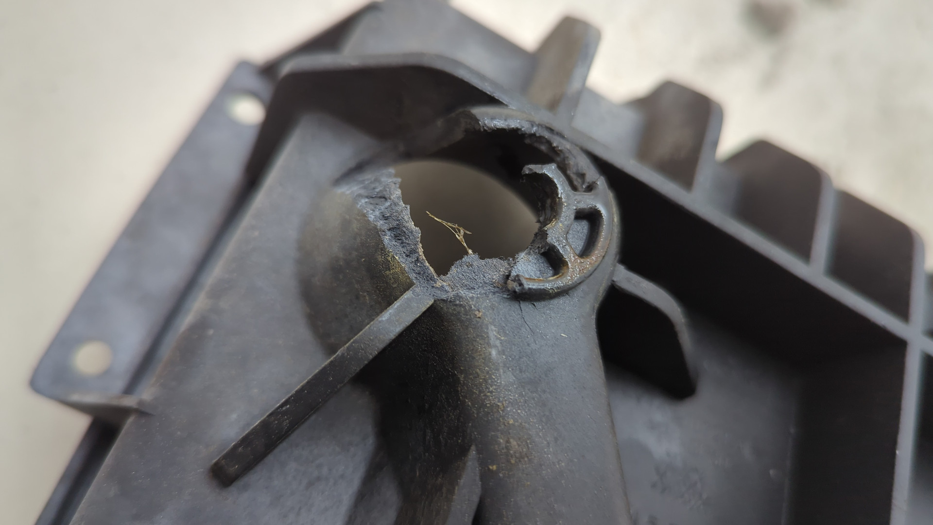 Площадка под аккумулятор (АКБ)