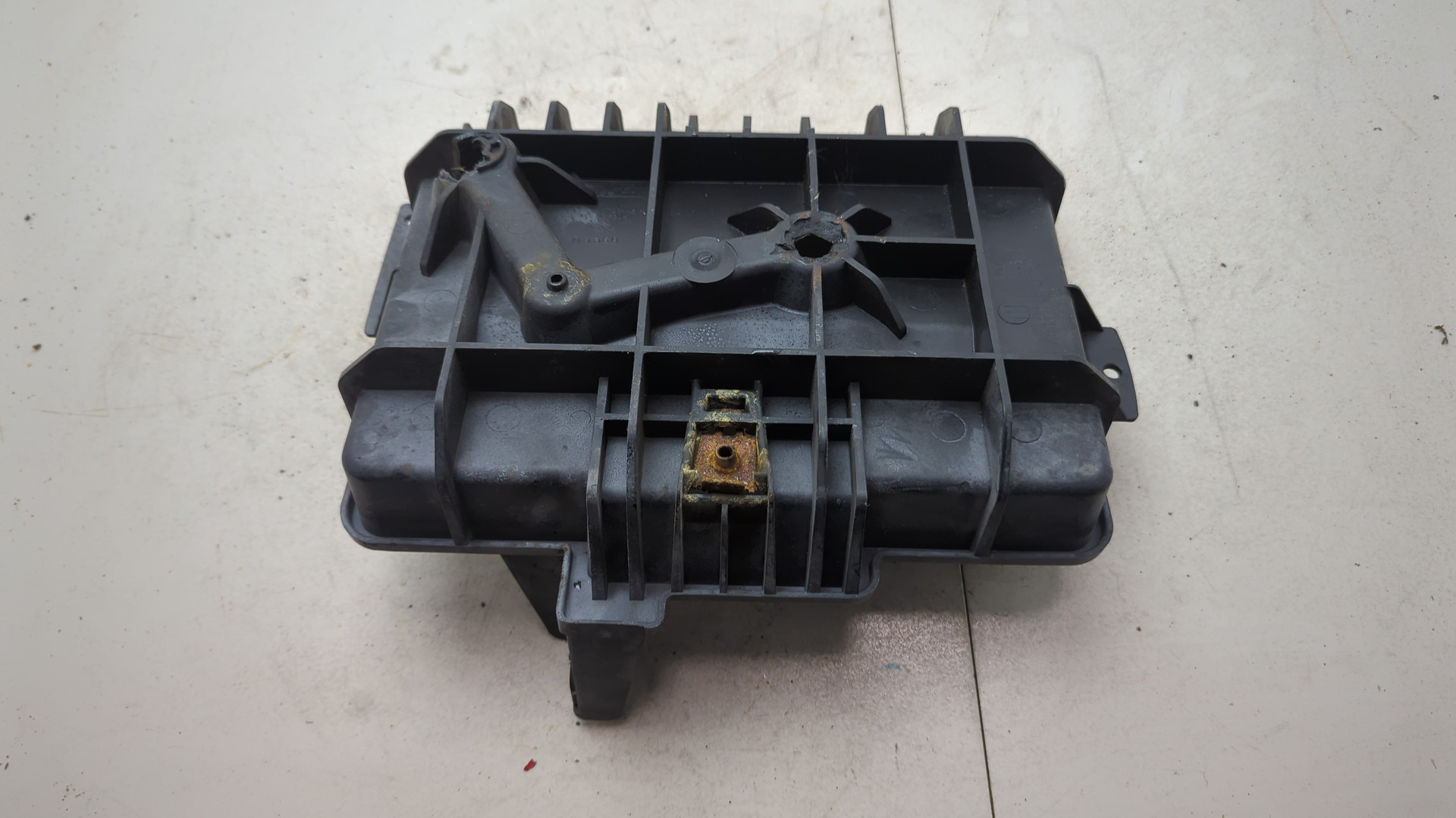 Площадка под аккумулятор (АКБ)