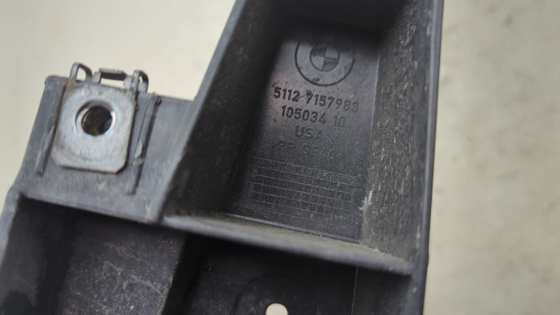 Кронштейн фар левый