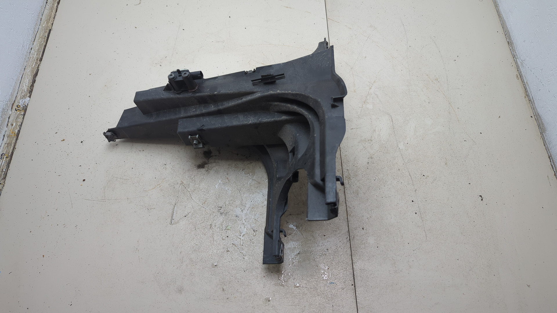 Кронштейн фар левый