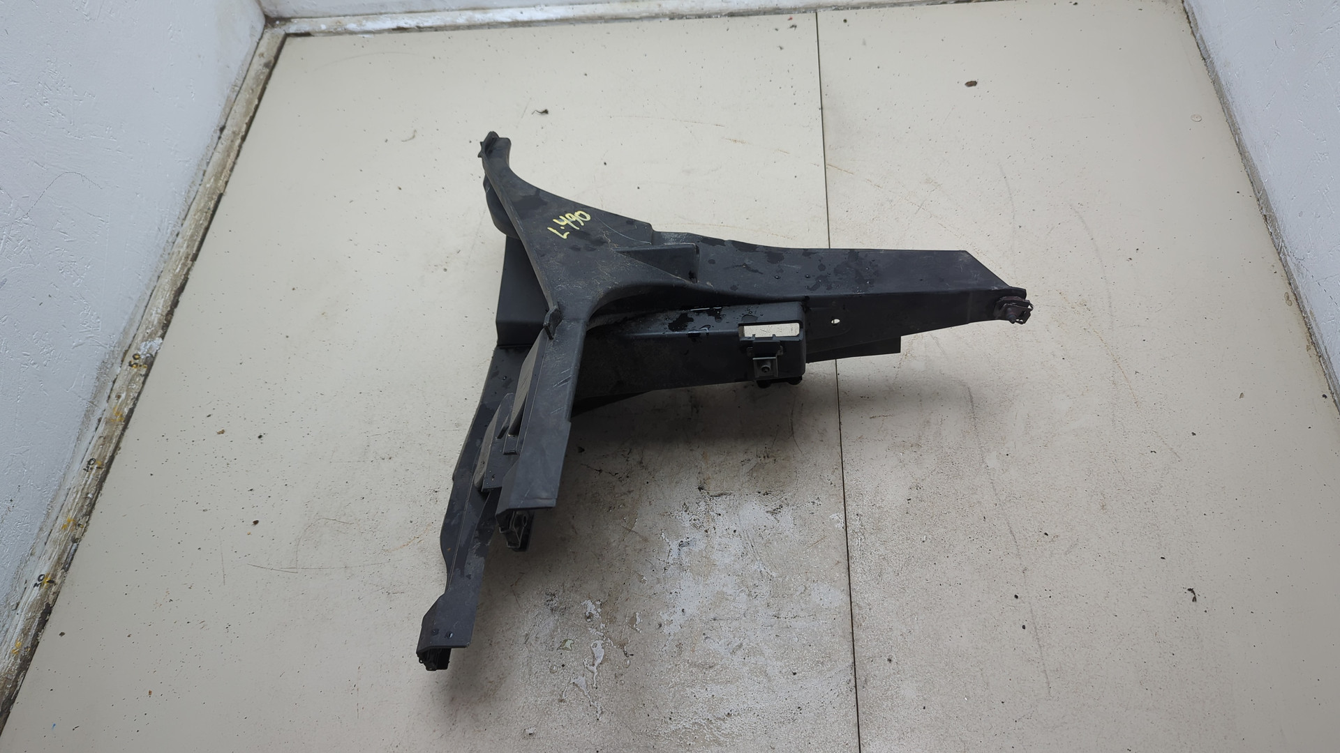 Кронштейн фар левый