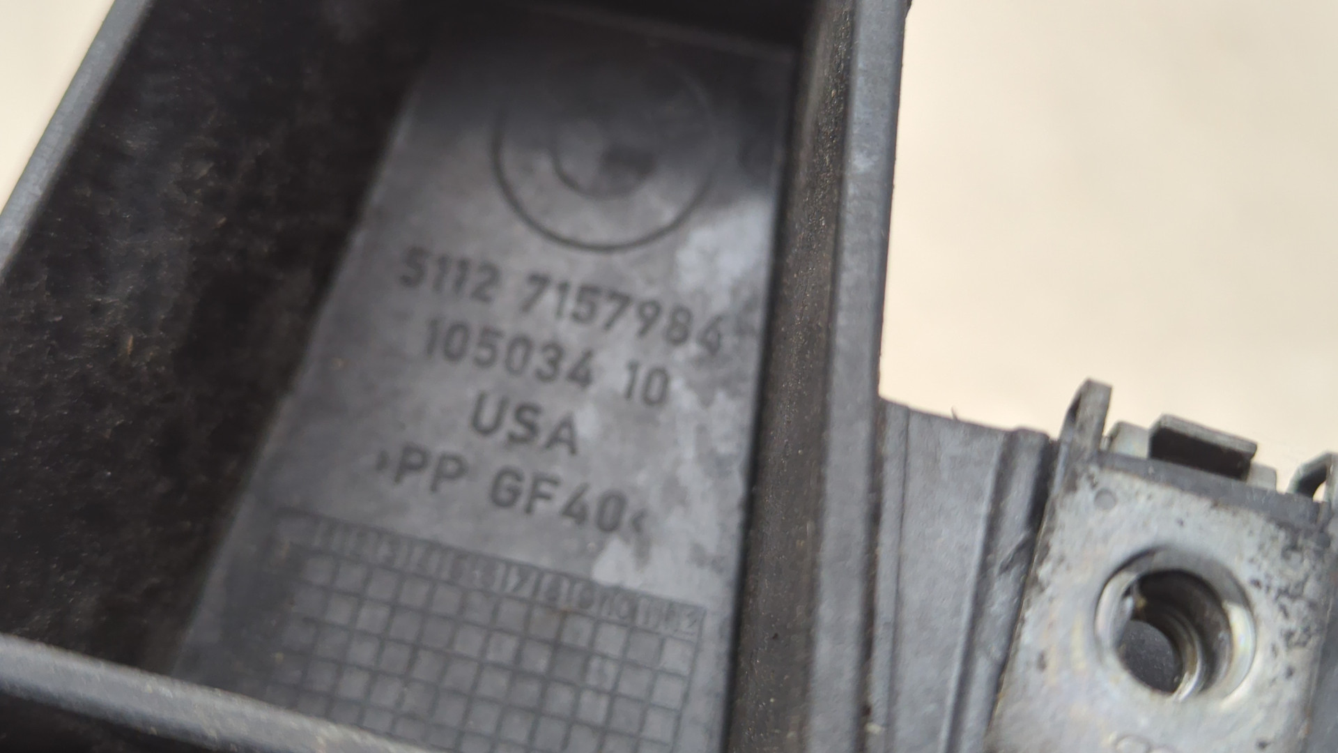 Кронштейн фар правый