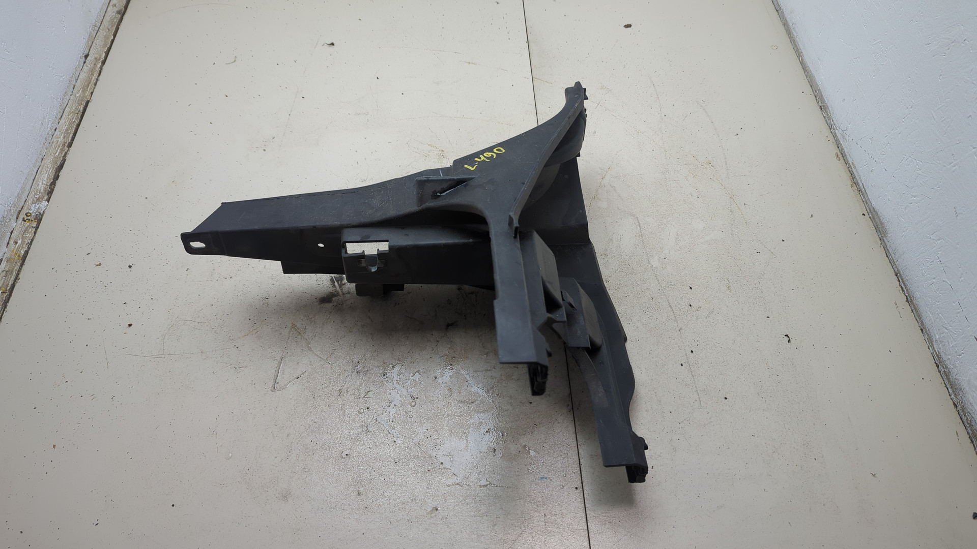 Кронштейн фар правый