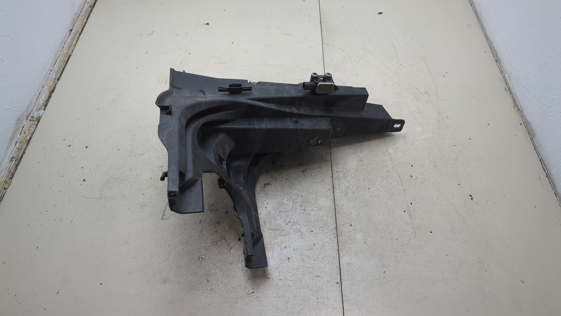 Кронштейн фар правый