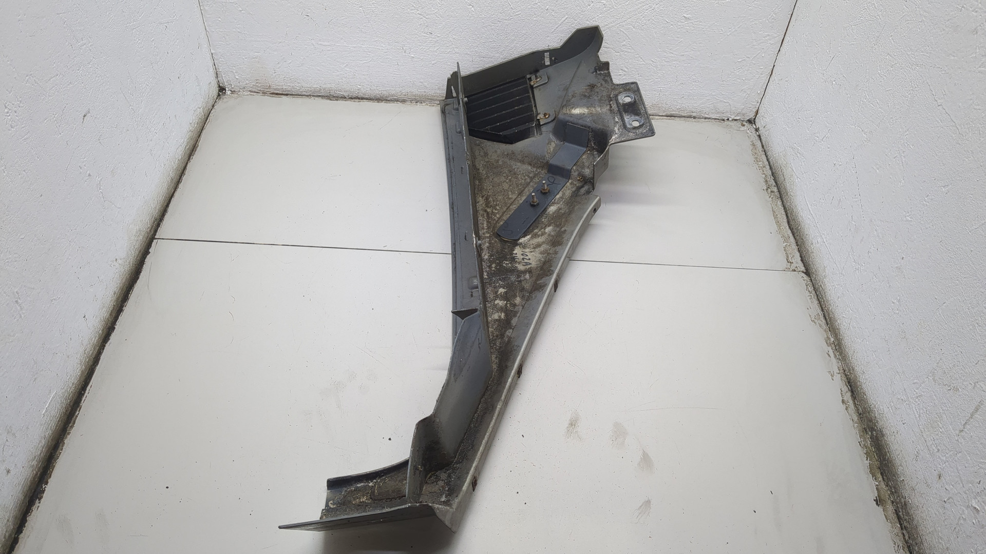 Крыло переднее левое