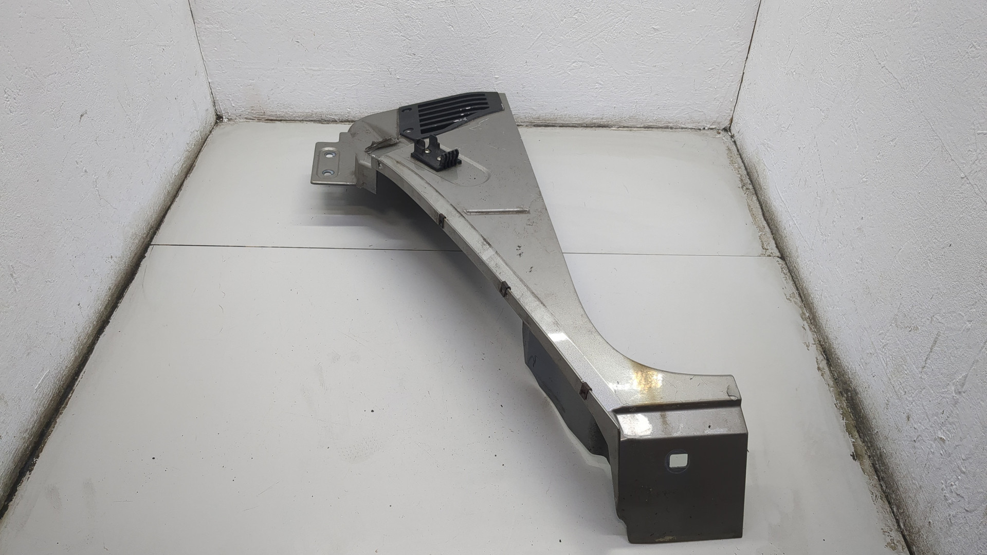 Крыло переднее левое