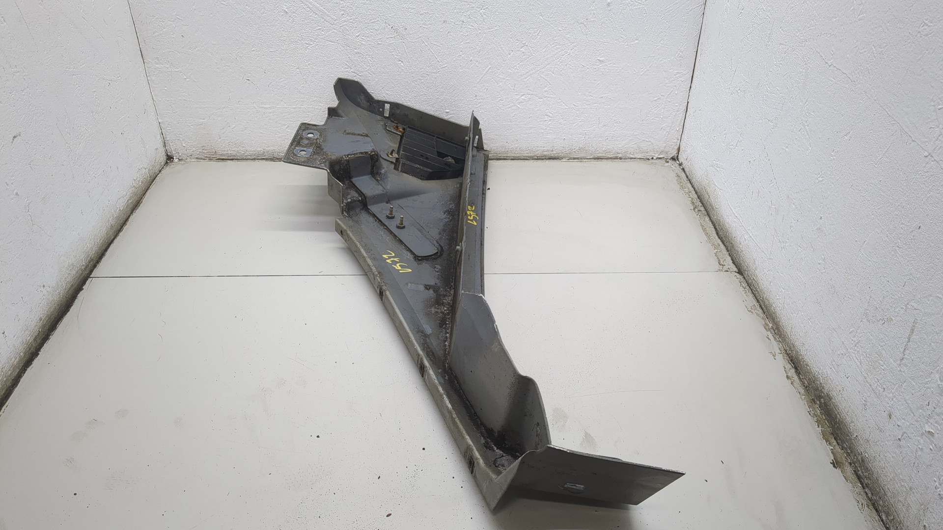 Крыло переднее правое