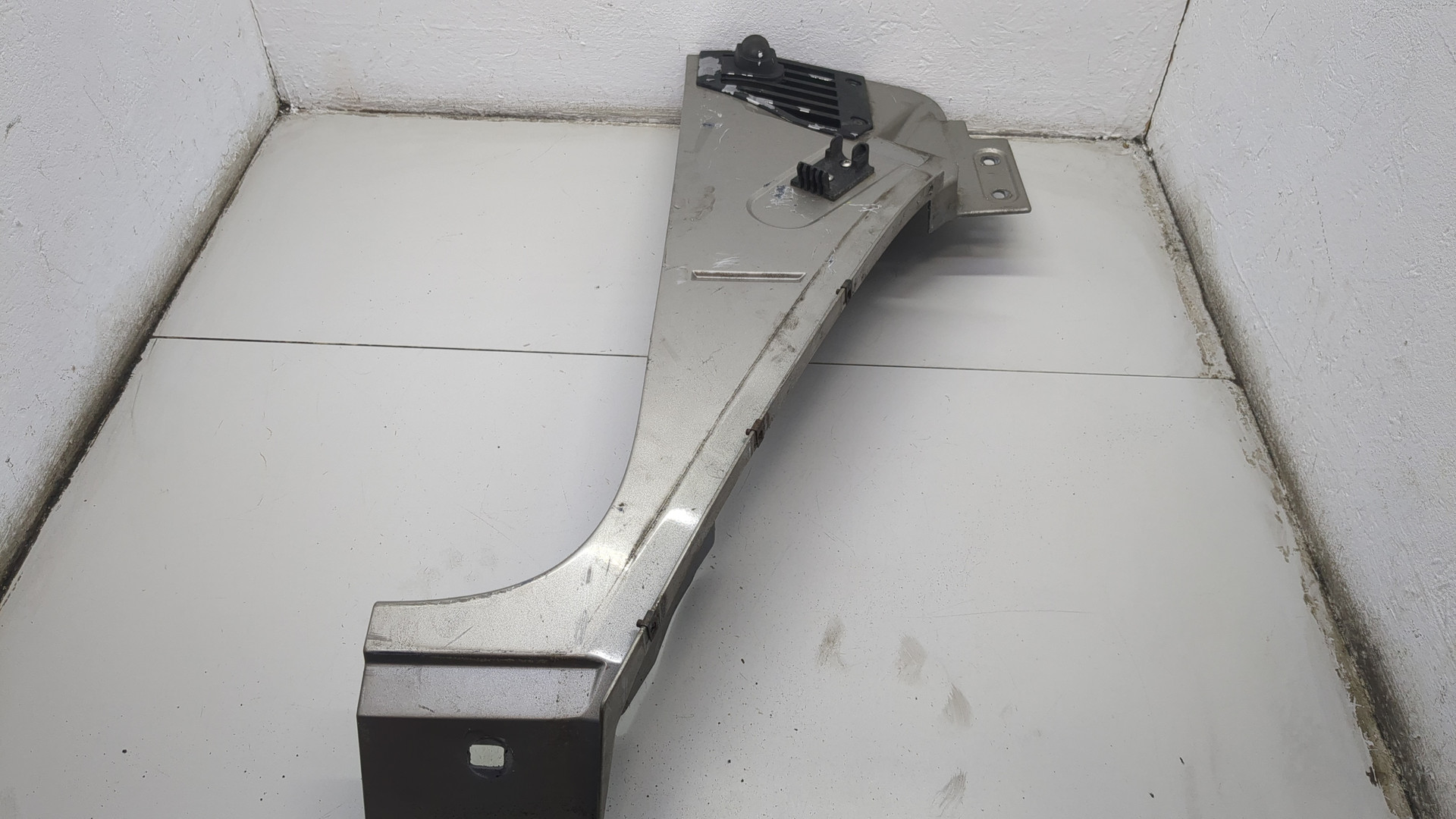 Крыло переднее правое