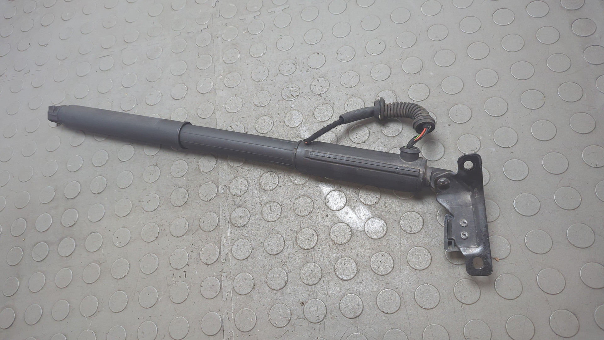 Амортизатор крышки багажника