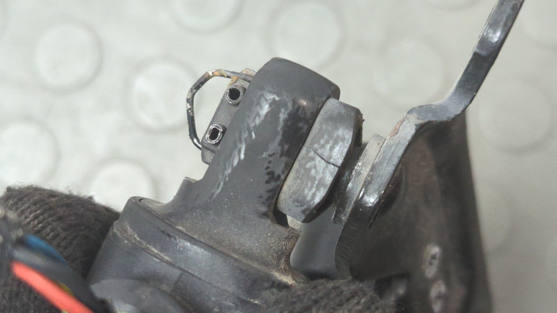 Амортизатор крышки багажника