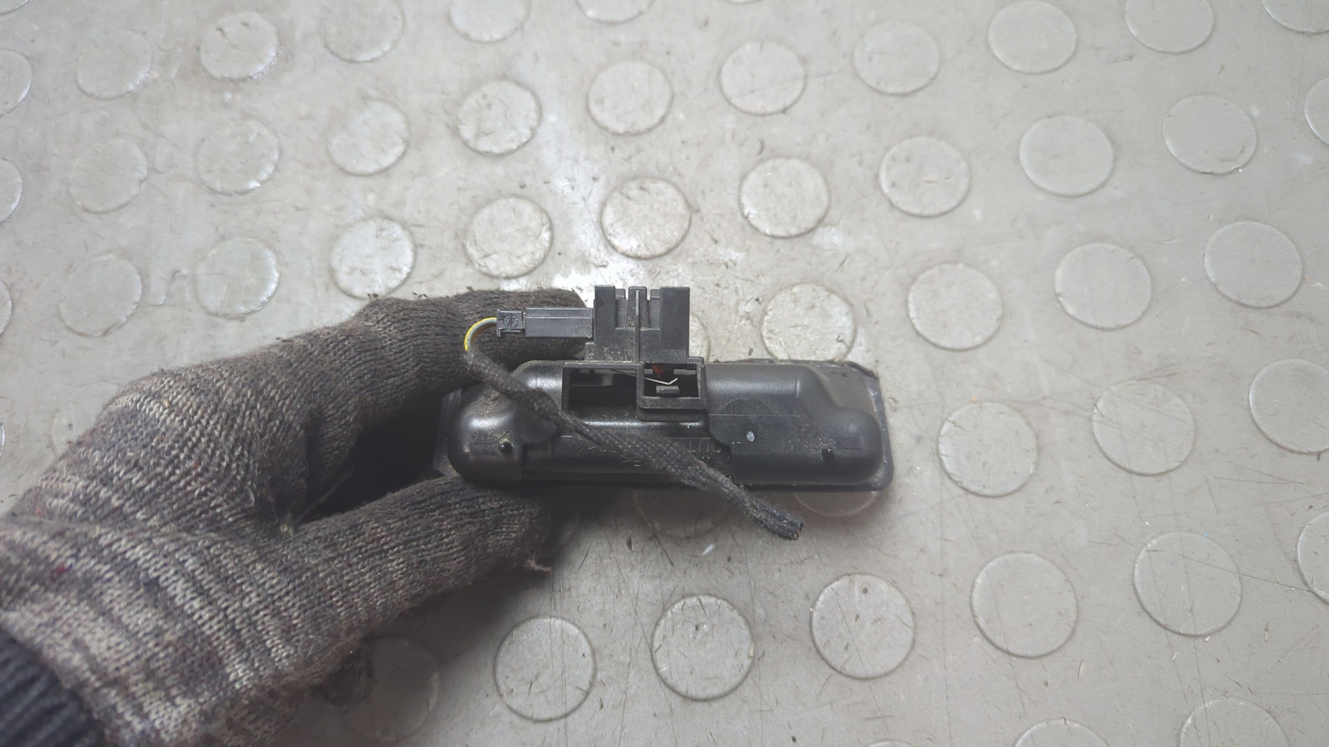 Кнопка открывания багажника