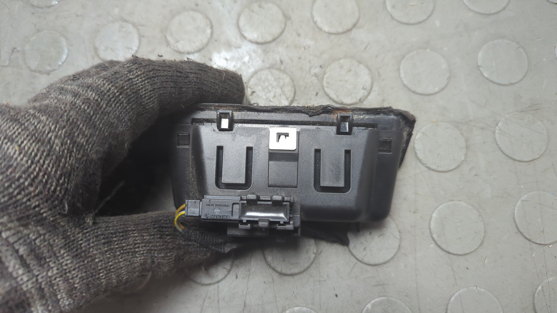 Кнопка открывания багажника