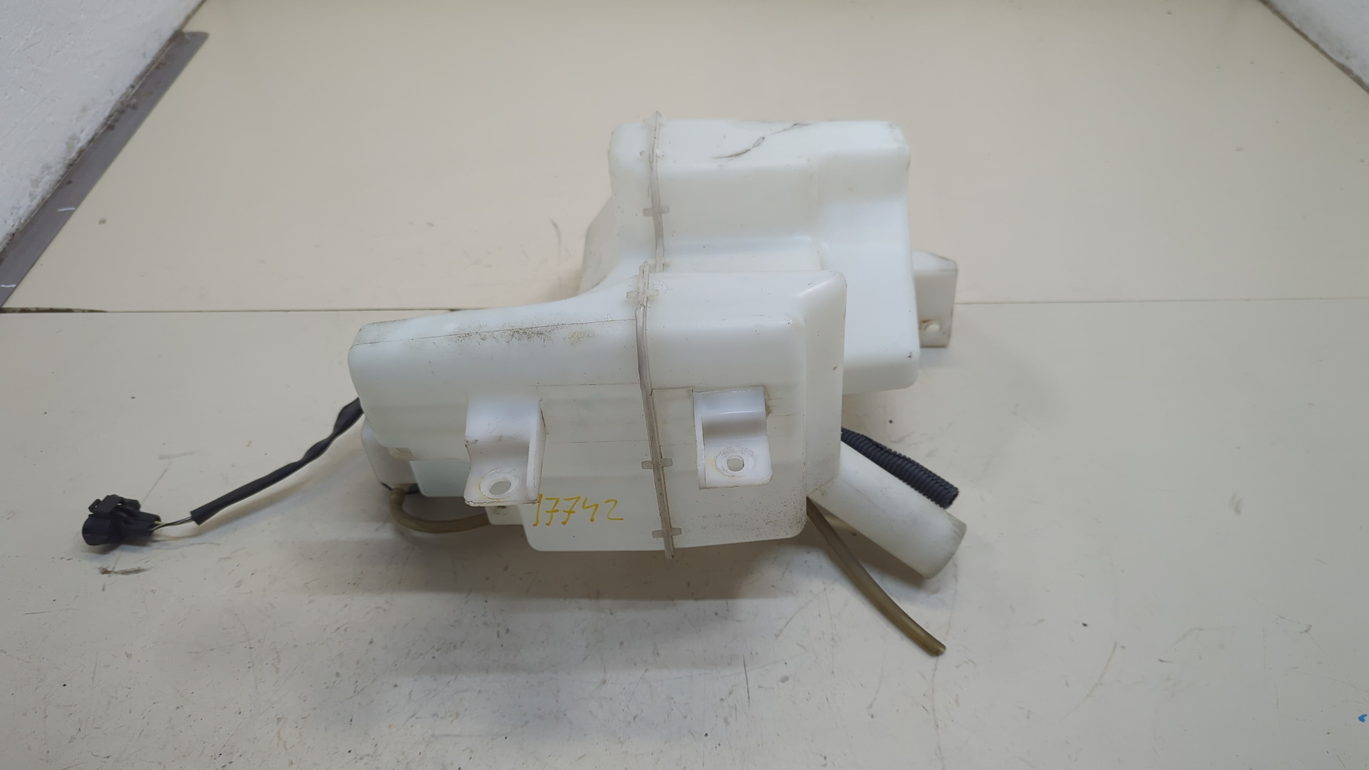 Бачок омывателя лобового стекла