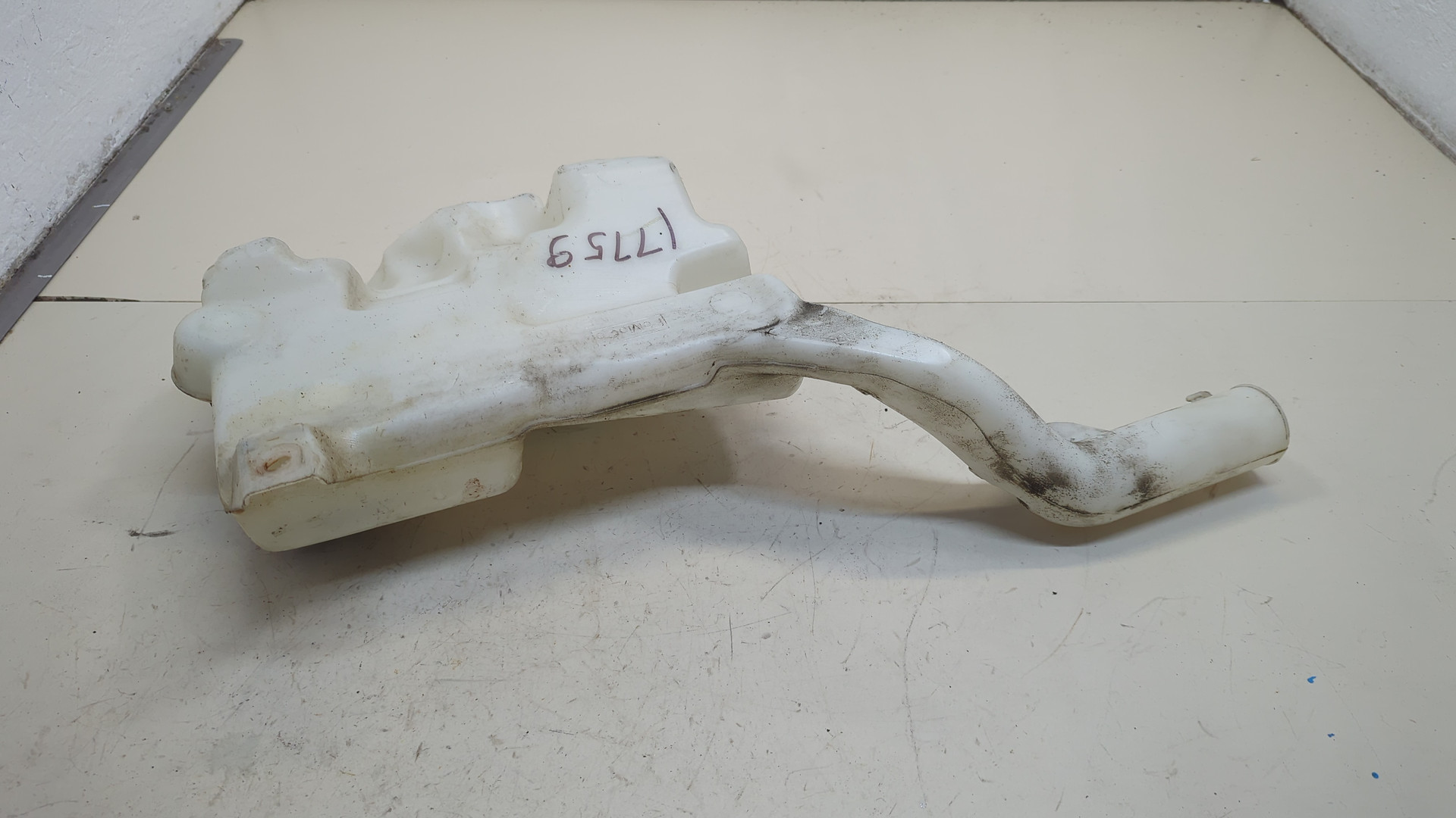 Бачок омывателя лобового стекла