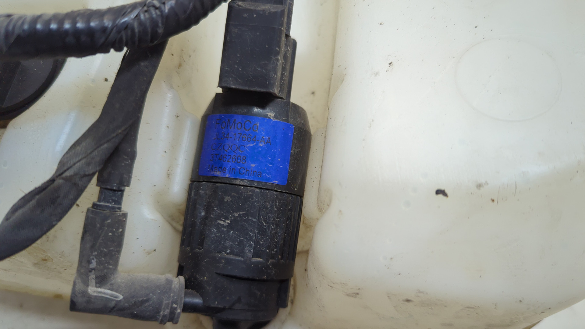 Бачок омывателя лобового стекла