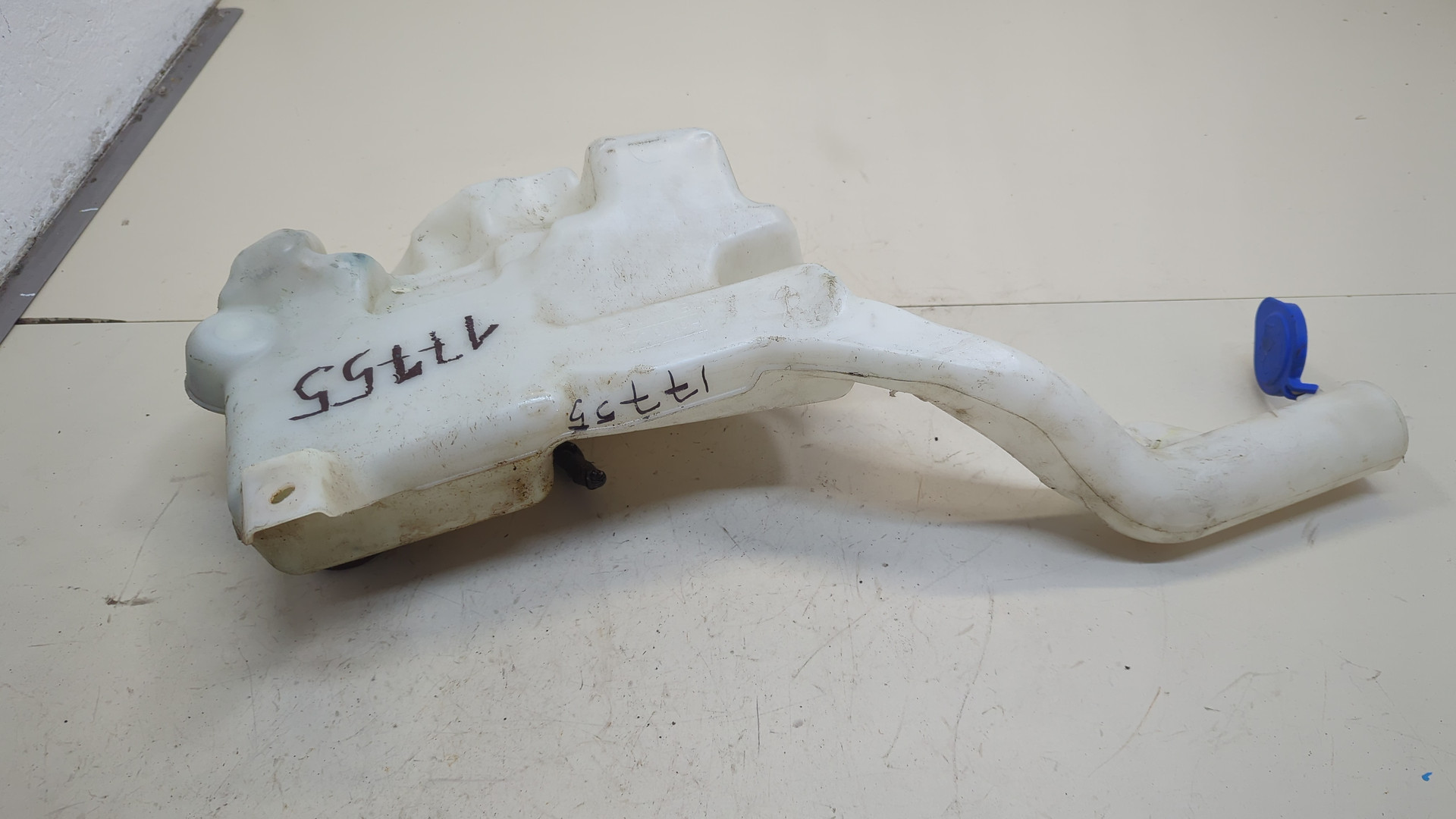 Бачок омывателя лобового стекла