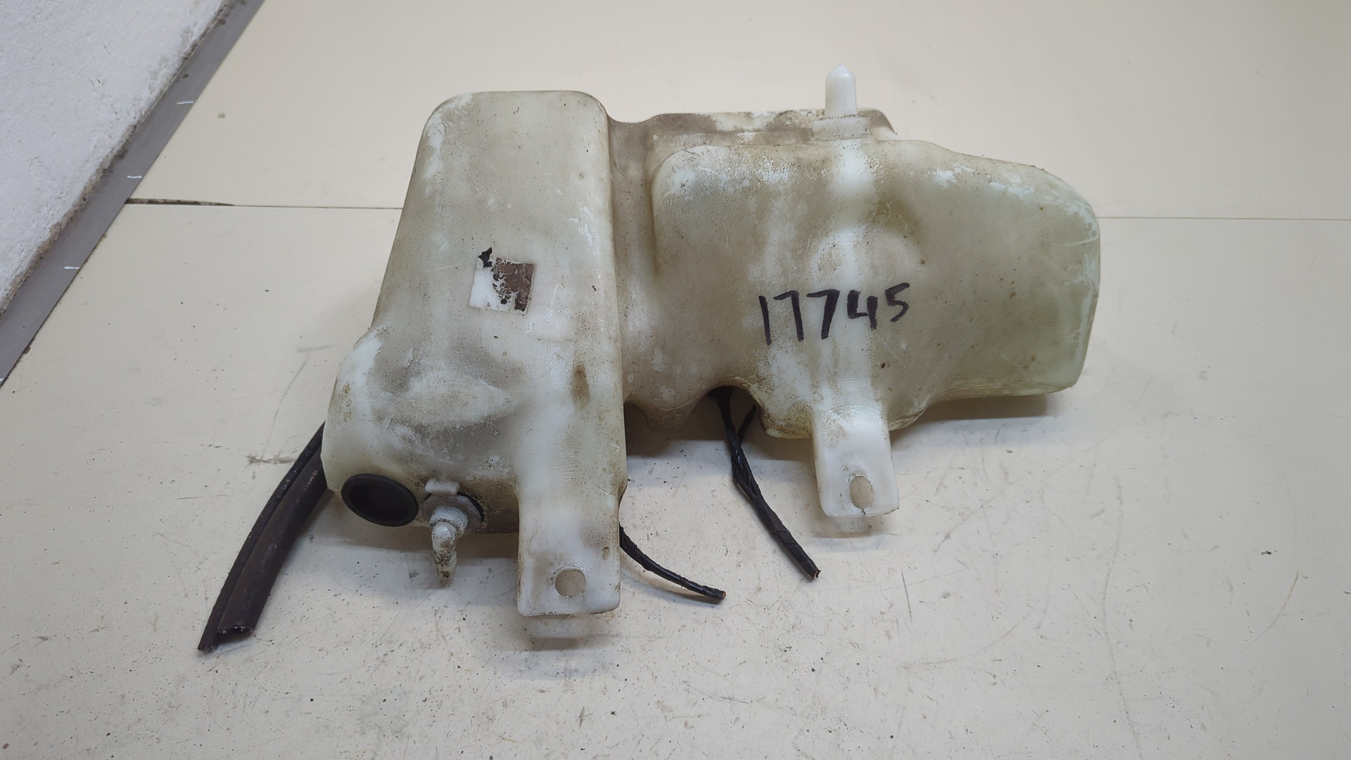 Бачок омывателя лобового стекла