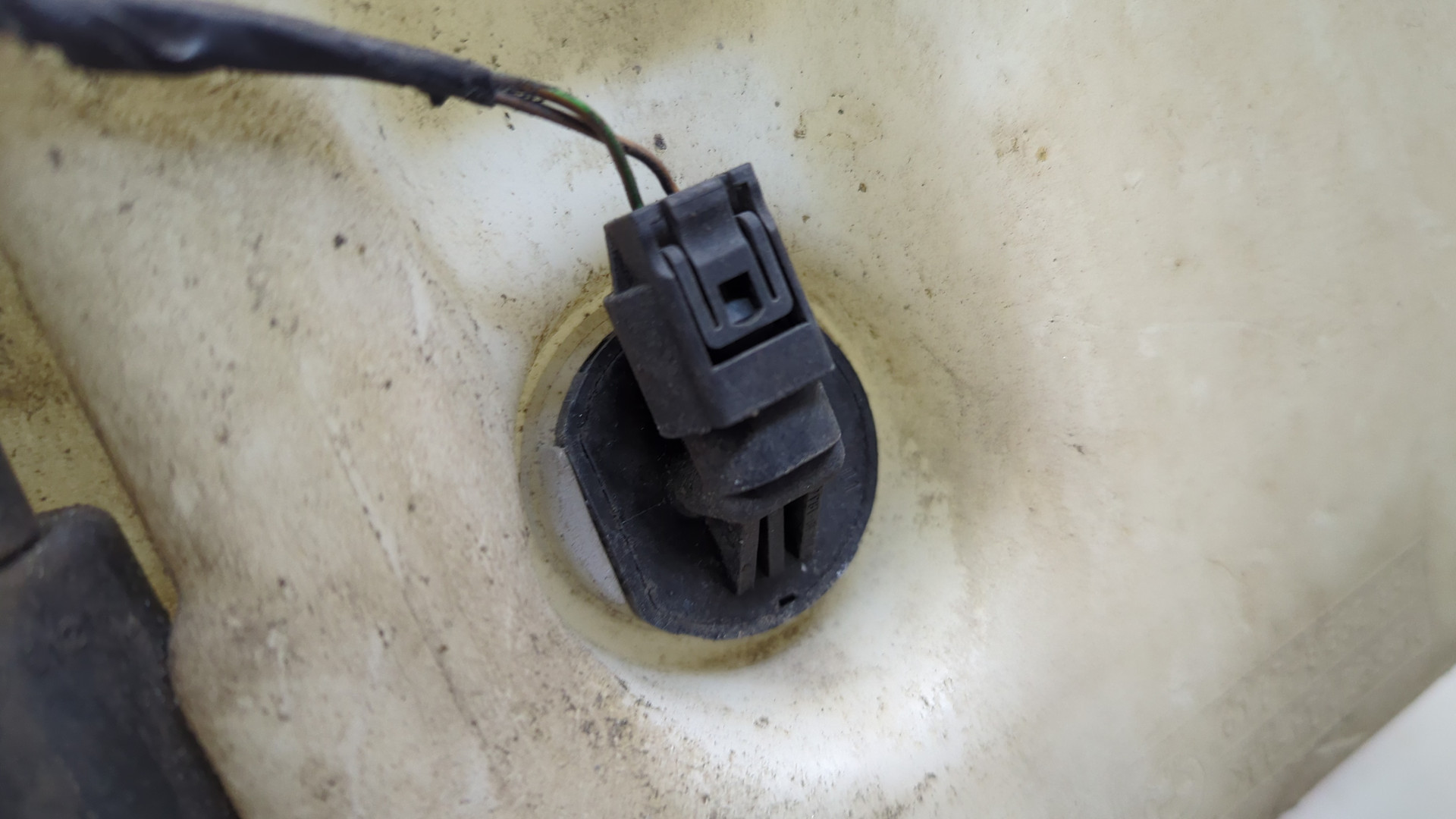 Бачок омывателя лобового стекла