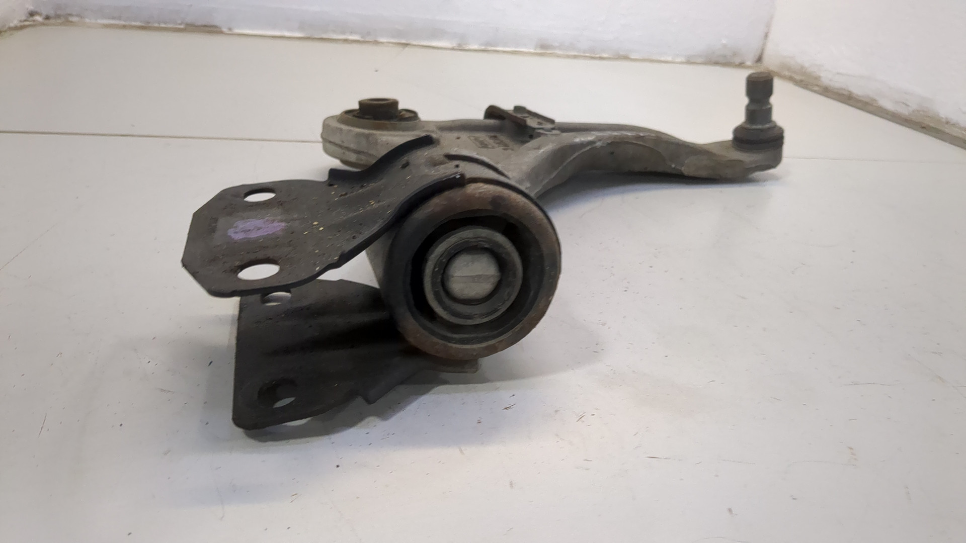 Рычаг передний правый