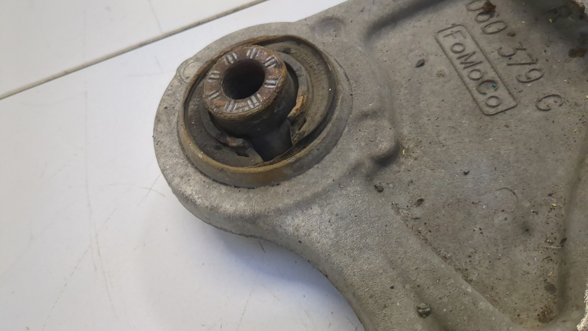 Рычаг передний правый