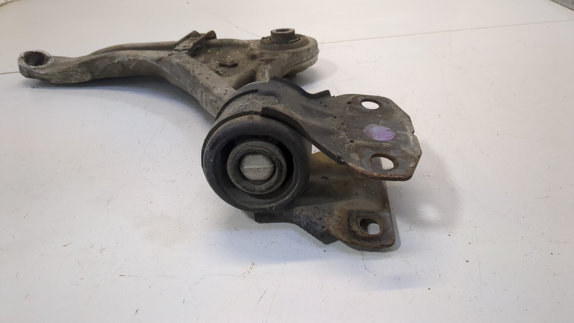 Рычаг передний левый