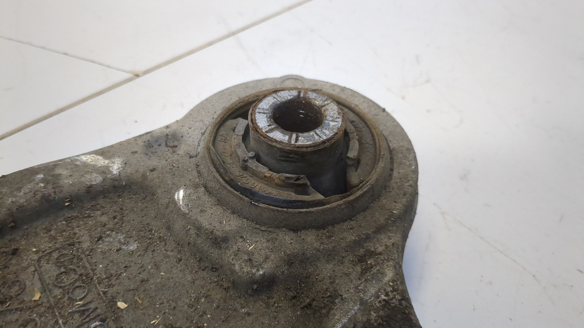 Рычаг передний левый