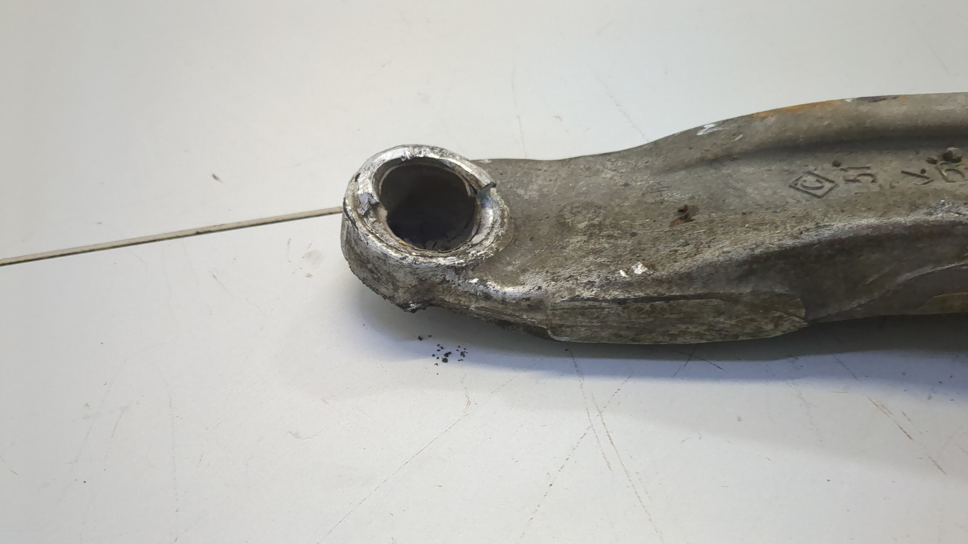 Рычаг передний левый