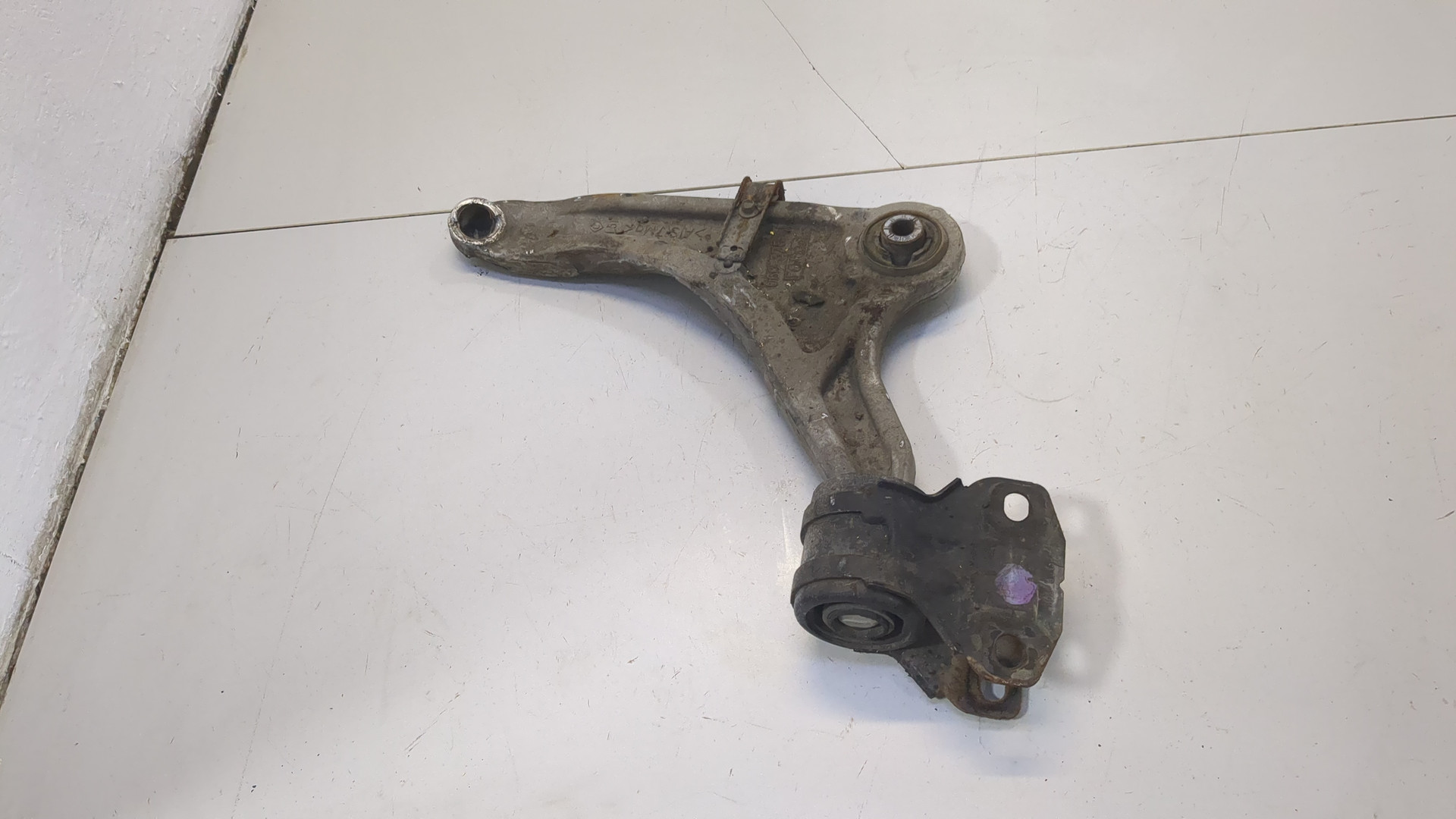 Рычаг передний левый