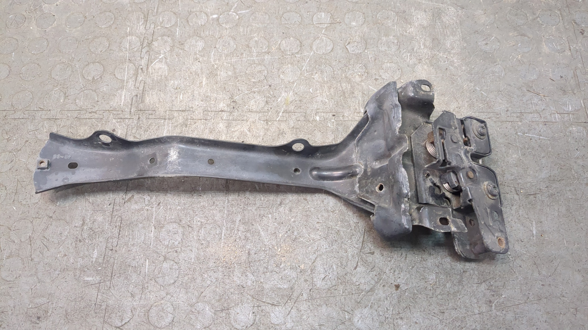 Замок капота