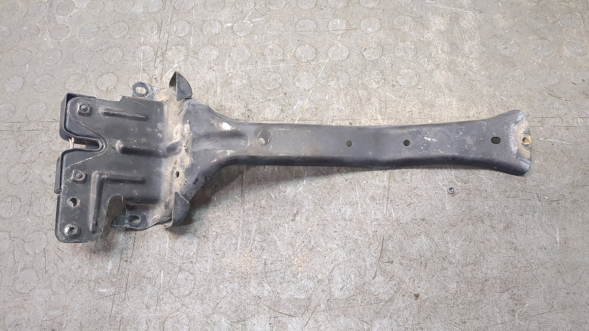 Замок капота