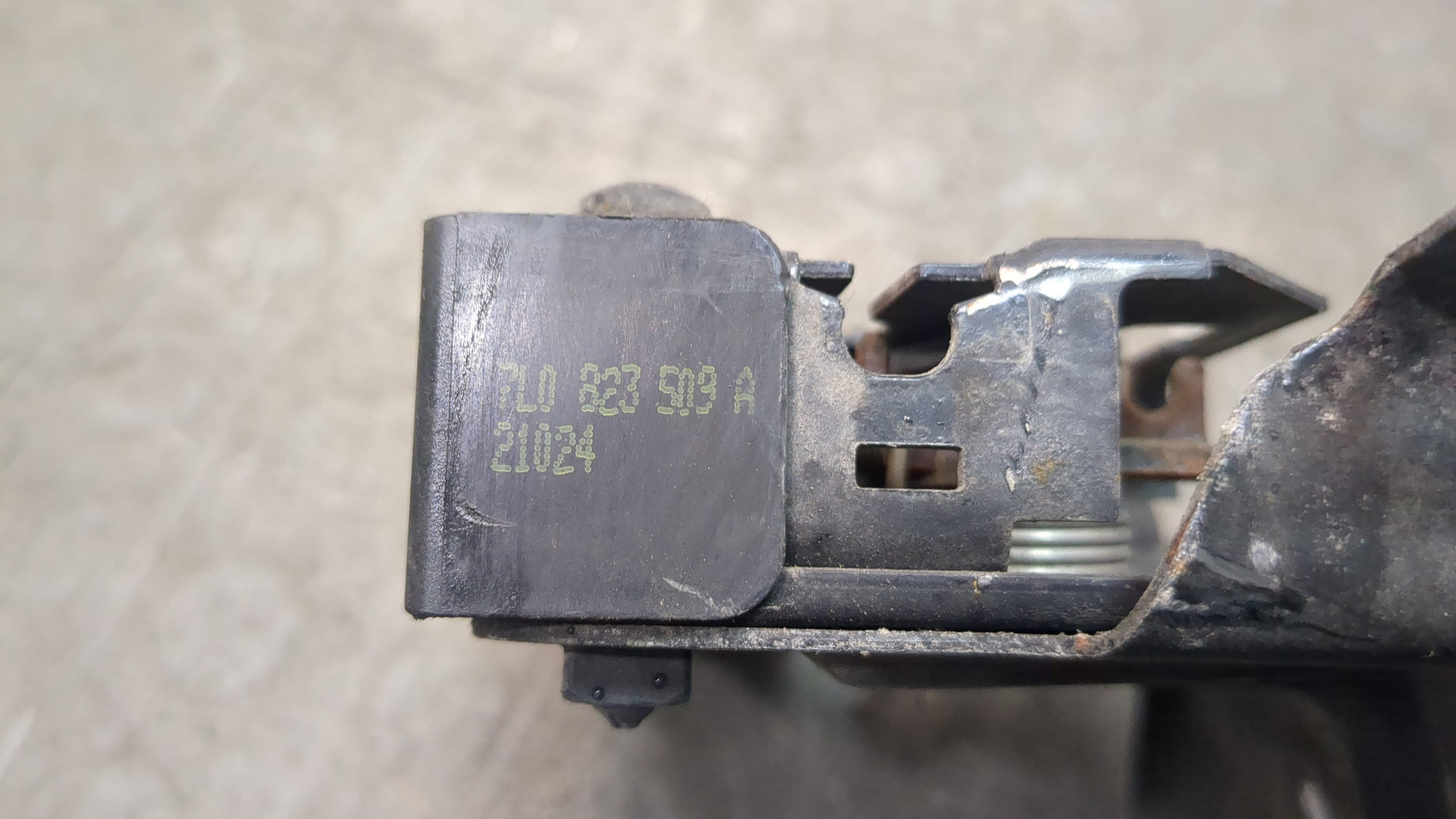 Замок капота