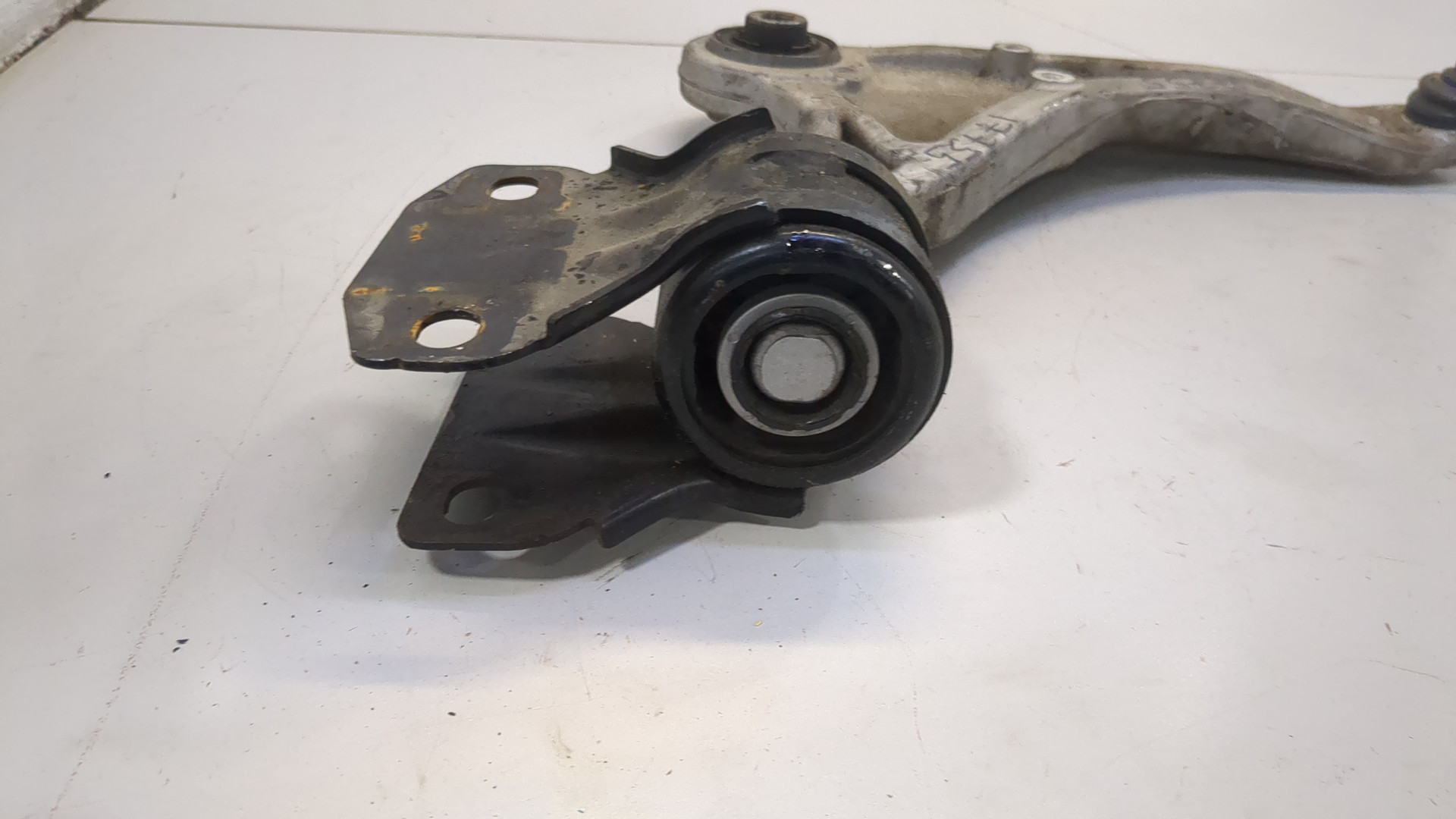 Рычаг передний правый