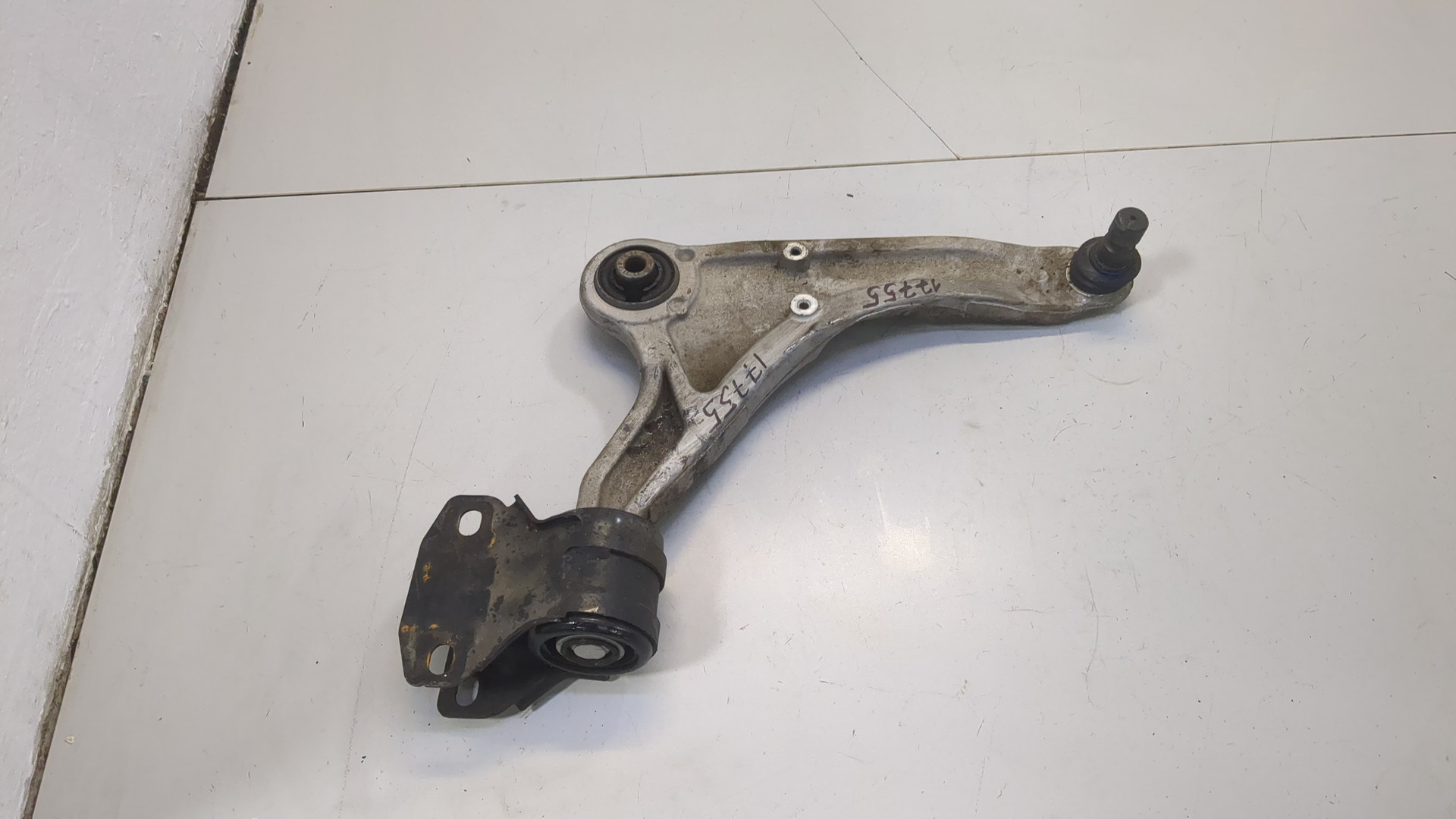 Рычаг передний правый