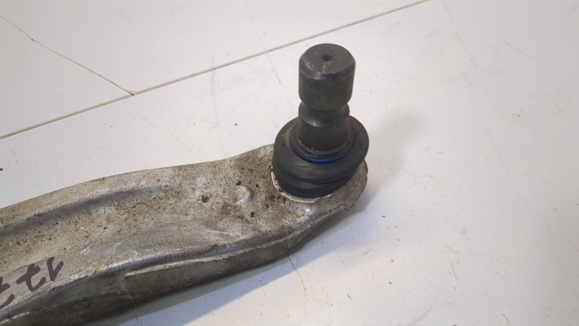 Рычаг передний правый