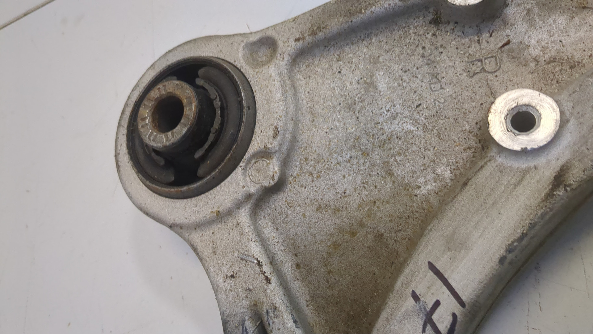 Рычаг передний правый